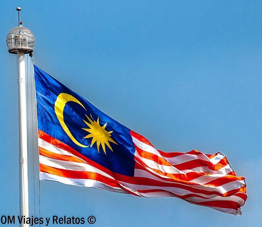 Bandera de Malasia ondeando en Kuala Lumpur, símbolo nacional imprescindible que ver en Kuala Lumpur en 2 dias.