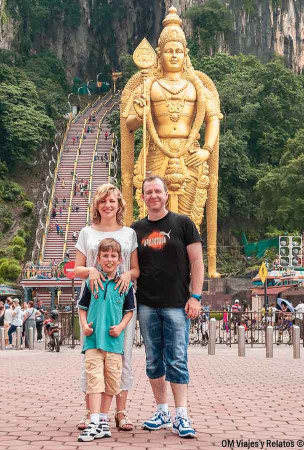 Foto familiar de OM Viajes y Relatos posando frente a la estatua dorada de Murugan en Batu Caves, una excursión imprescindible que ver en Kuala Lumpur en 2 días.