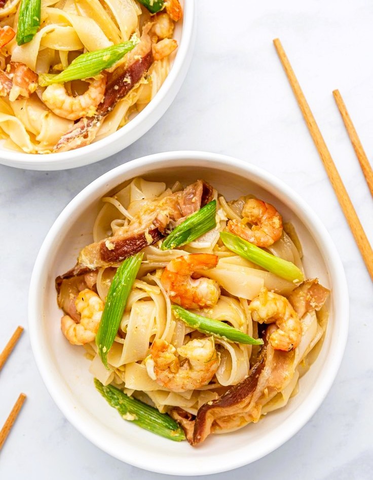 Probar un auténtico char kway teow con marisco es una de las mejores experiencias para descubrir donde comer en Kuala Lumpur.