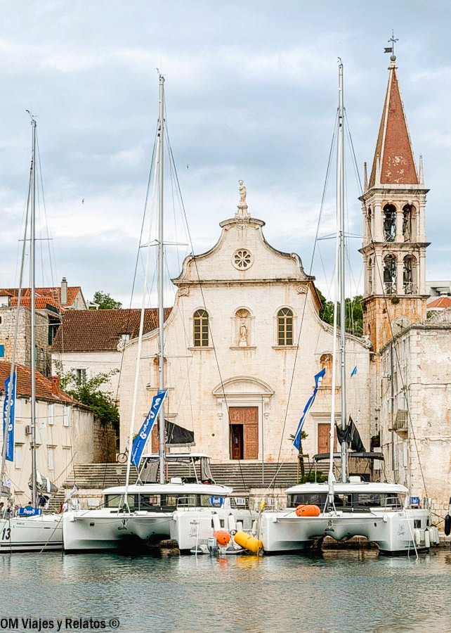 Veleros en el puerto de Milna junto a la iglesia durante una ruta por Croacia en 7 días.