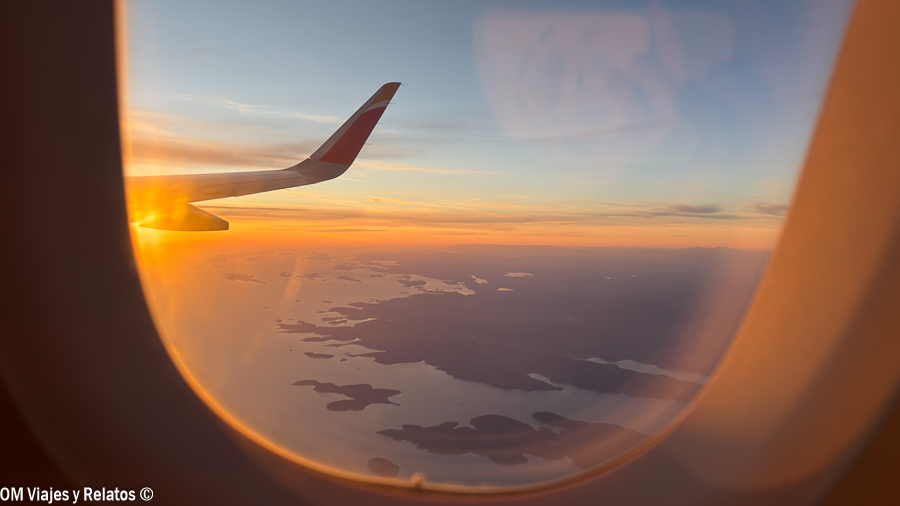 Atardecer sobre las islas croatas visto desde un avión durante una aventura inolvidable por Croacia en 7 días.