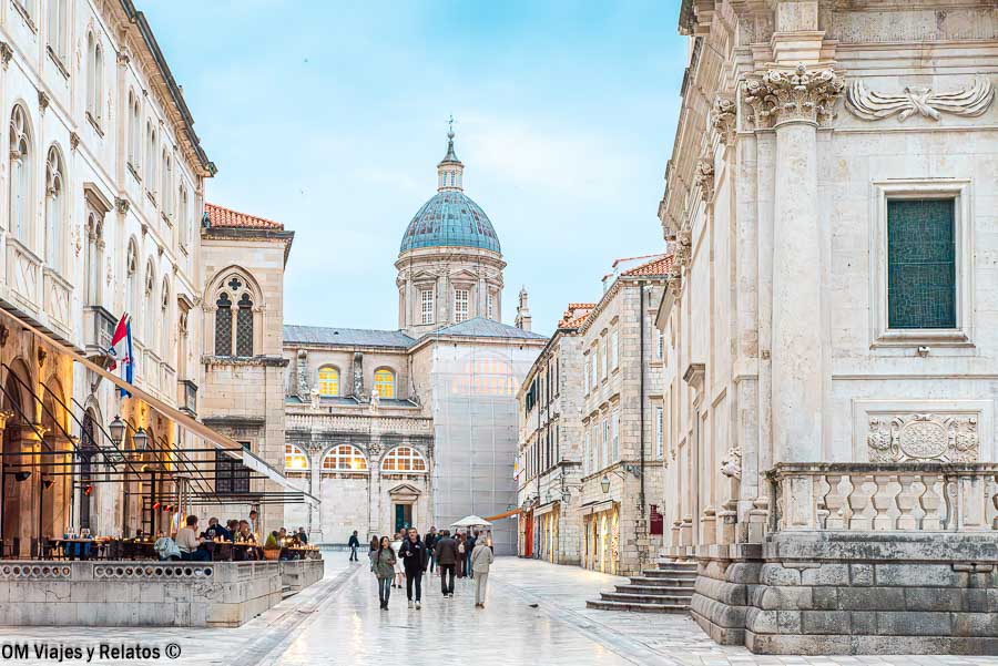 Calle histórica de Dubrovnik con la catedral al fondo, uno de los lugares imprescindibles para visitar en Croacia en 7 días.
