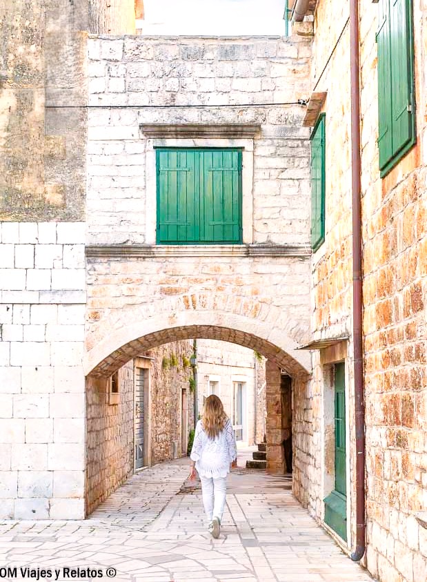 Foto mía paseando por una calle medieval de piedra en Hvar durante una ruta por Croacia en 7 días.