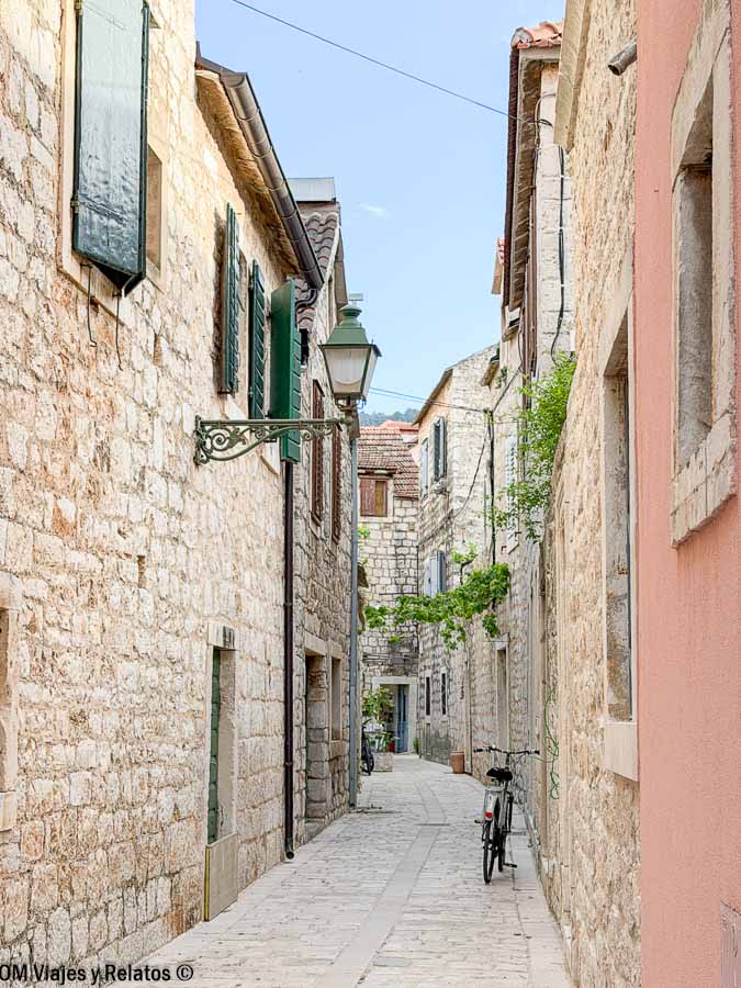 Calle tradicional de piedra en Stari Grad, isla de Hvar, durante una ruta por Croacia en 7 días.