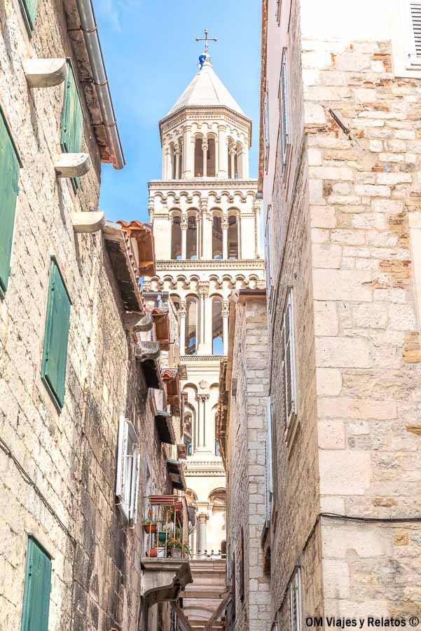 Callejón del casco antiguo de Split con vistas al campanario, una imagen imprescindible en una ruta por Croacia en 7 días.