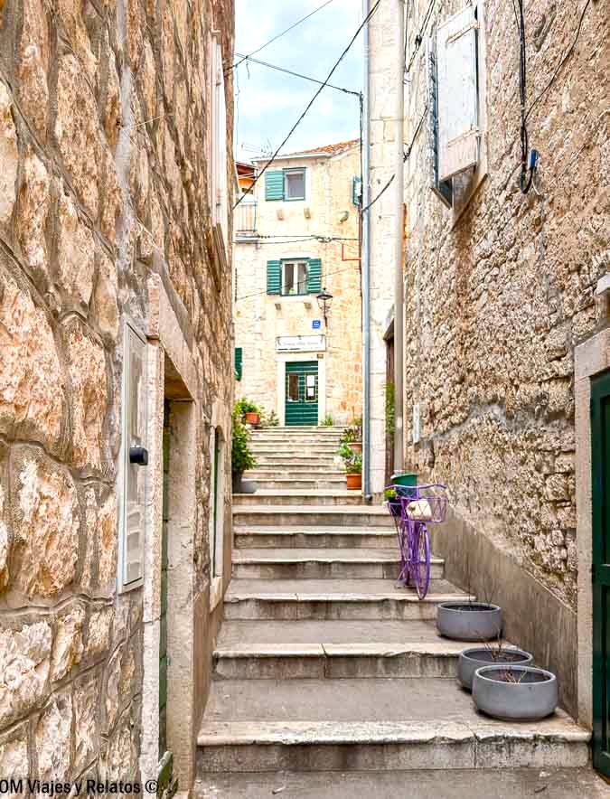 Callejón de piedra con escaleras en Milna durante una ruta por Croacia en 7 días.