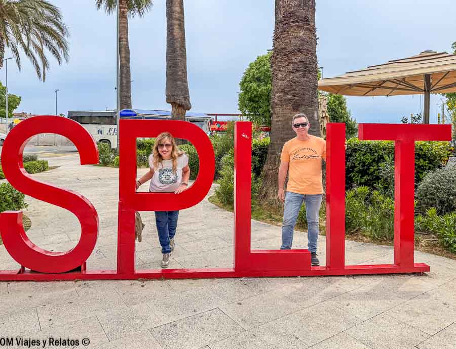 Foto en pareja de OM Viajes y Relatos posando junto al cartel de Split durante una ruta imprescindible por Croacia en 7 días.