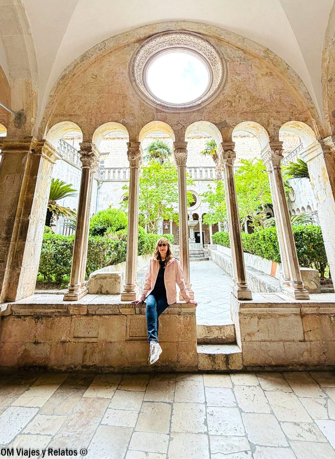 Foto mía en un claustro histórico de Dubrovnik, uno de los rincones más bonitos para descubrir en Croacia en 7 días.