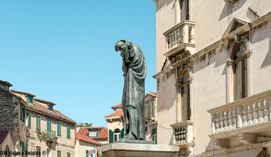 Estatua de Gregorio de Nin en el casco histórico de Split durante una ruta por Croacia en 7 días.