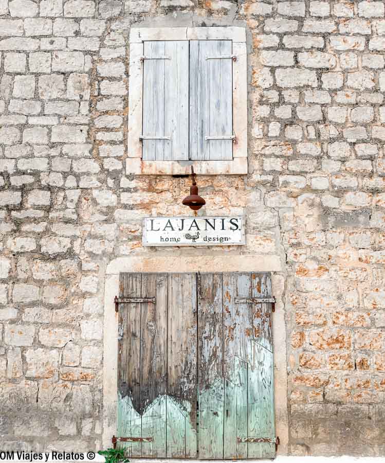 Fachada de piedra típica en Stari Grad, un rincón con encanto imprescindible en una ruta por Croacia en 7 días.
