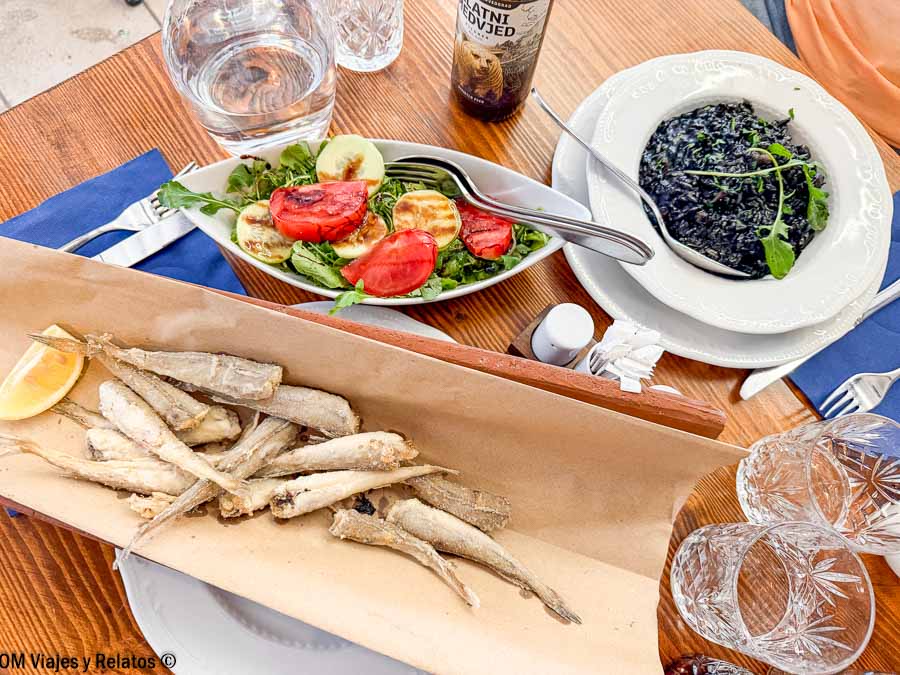 Platos típicos de la gastronomía croata en un restaurante de Split durante una ruta por Croacia en 7 días.