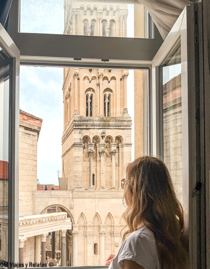 Foto mía contemplando la Catedral de Split desde el hotel PRL Luxury Rooms durante una ruta por Croacia en 7 días.