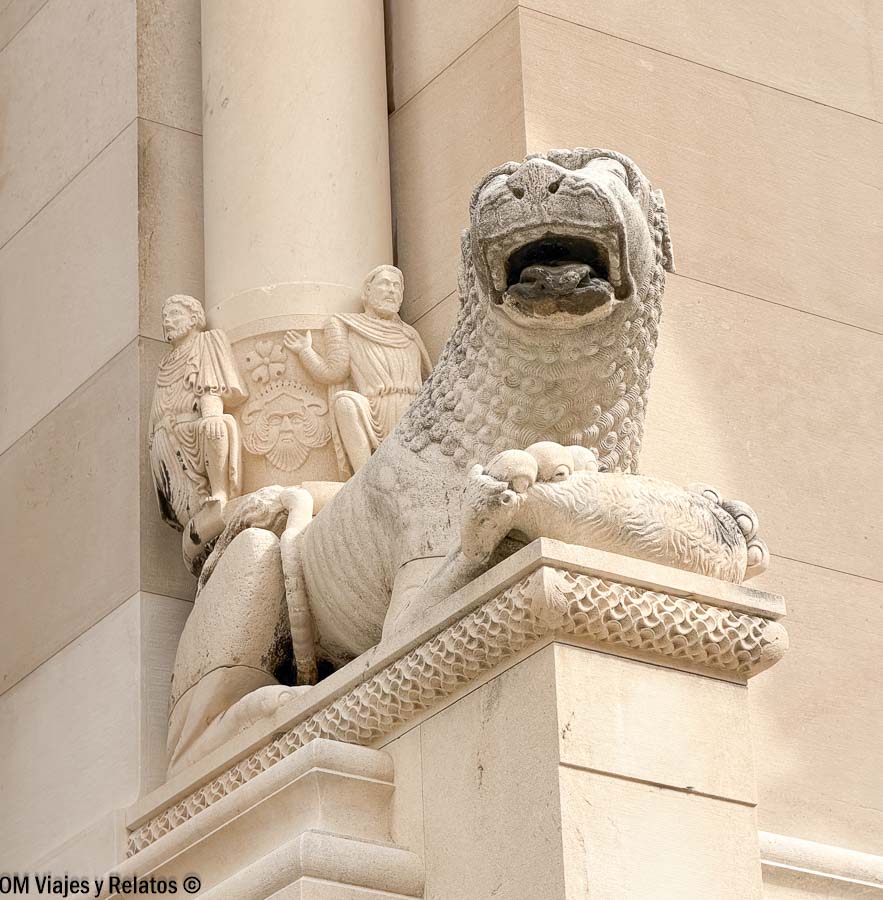 Escultura de león en el Palacio de Diocleciano de Split, una joya histórica para descubrir en Croacia en 7 días.