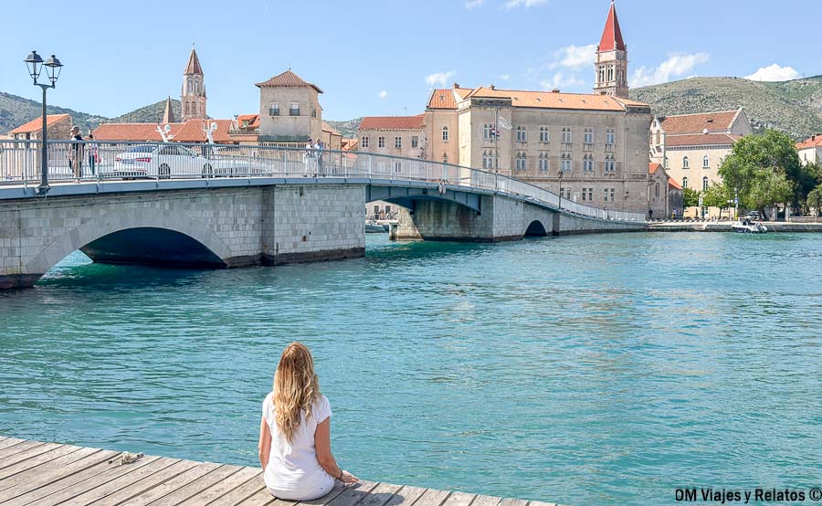 Foto mía contemplando el canal y el casco histórico de Trogir durante una ruta inolvidable por Croacia en 7 días.