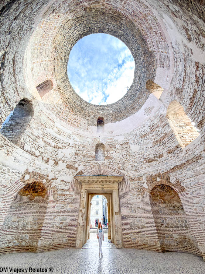 Una servidora en el Vestíbulo del Palacio de Diocleciano en Split durante una ruta por Croacia en 7 días.