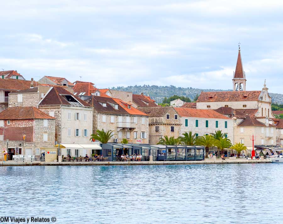 Paseo marítimo de la isla de Brac con casas de piedra y vistas al Adriático durante una ruta por Croacia en 7 días.