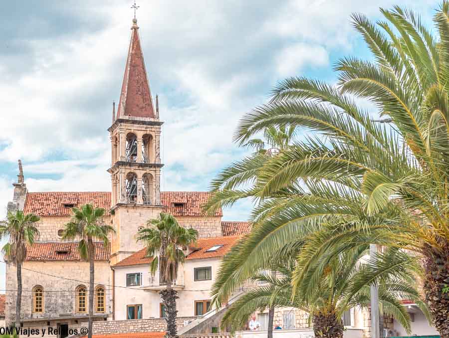 Campanario y palmeras en Milna, isla de Brac, durante una ruta por Croacia en 7 días.