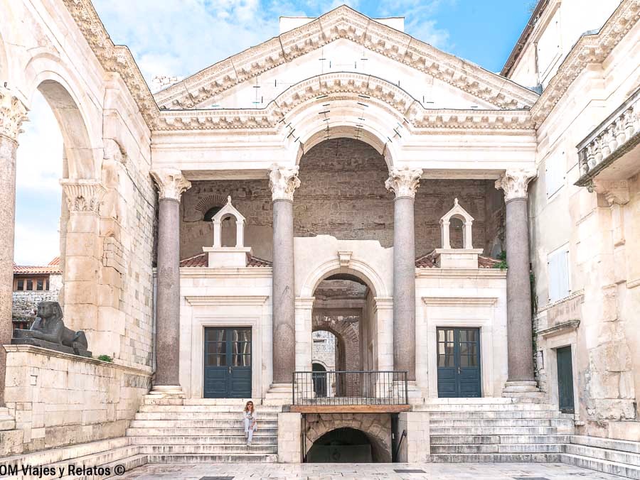 Foto mía posando en el Peristilo del Palacio de Diocleciano en Split durante un viaje por Croacia en 7 días.
