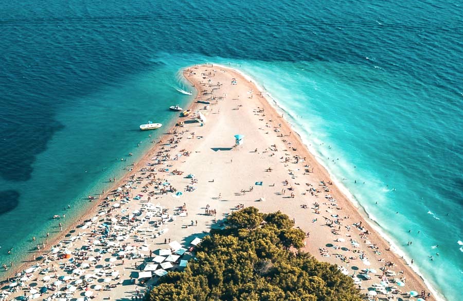 Vista aérea de la playa Zlatni Rat en la isla de Brac durante una ruta por Croacia en 7 días.