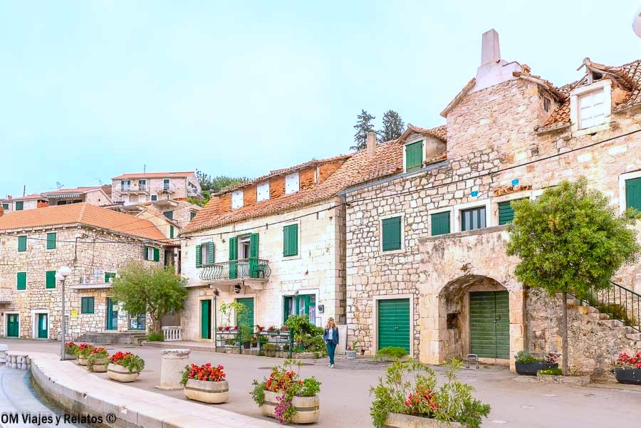 Casas de piedra y paseo marítimo en Stari Grad, isla de Hvar, durante una ruta por Croacia en 7 días.