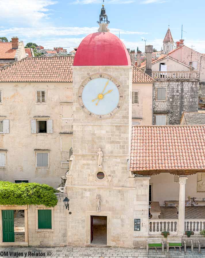 Torre del reloj en el casco histórico de Trogir, una parada imprescindible en una ruta por Croacia en 7 días.