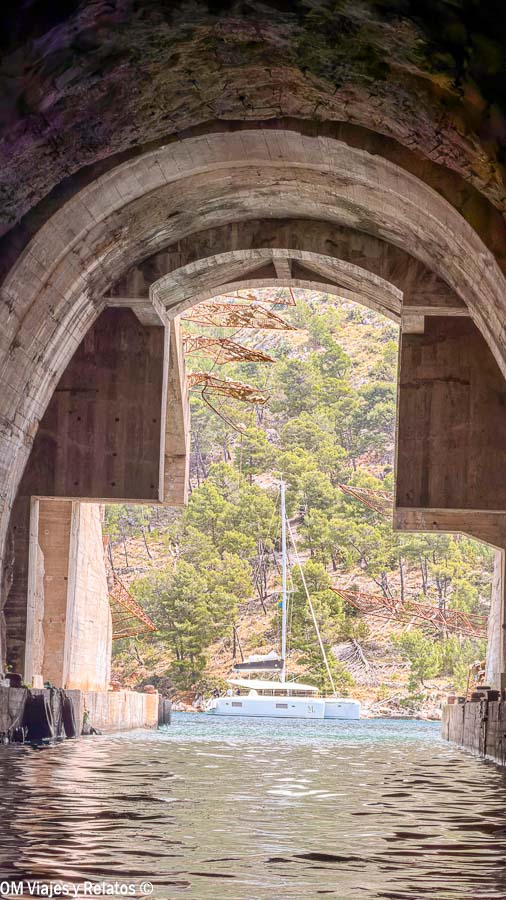 Túnel marítimo en la costa croata con velero al fondo durante una ruta por Croacia en 7 días.