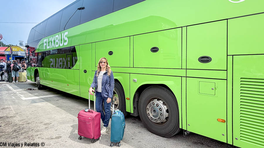 Una servidora junto a un autobús FlixBus durante un recorrido por Croacia en 7 días viajando entre ciudades.