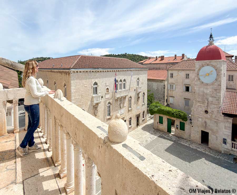 Una servidora disfrutando de las vistas del casco histórico de Trogir durante una ruta por Croacia en 7 días.