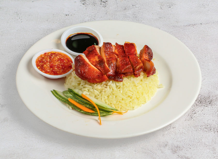 Probar un delicioso charsiew rice con cerdo asado es una experiencia imprescindible para descubrir donde comer en Kuala Lumpur.
