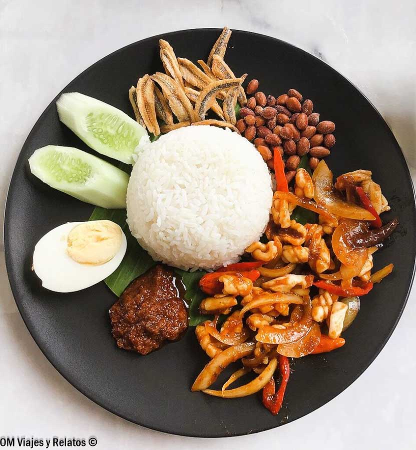 Probar un auténtico nasi lemak es imprescindible para descubrir donde comer en Kuala Lumpur y disfrutar de la gastronomía malaya.