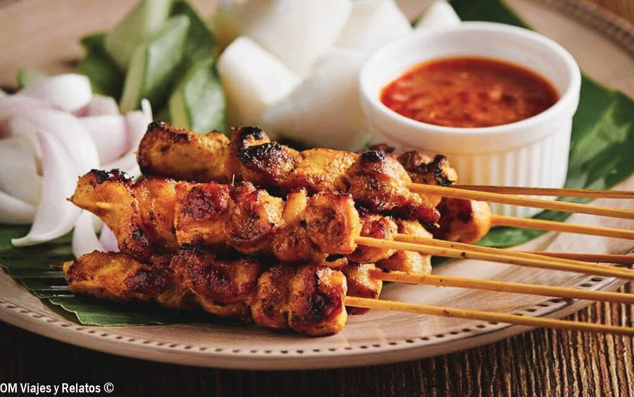 Probar los tradicionales satay malayos es una experiencia imprescindible para descubrir donde comer en Kuala Lumpur.