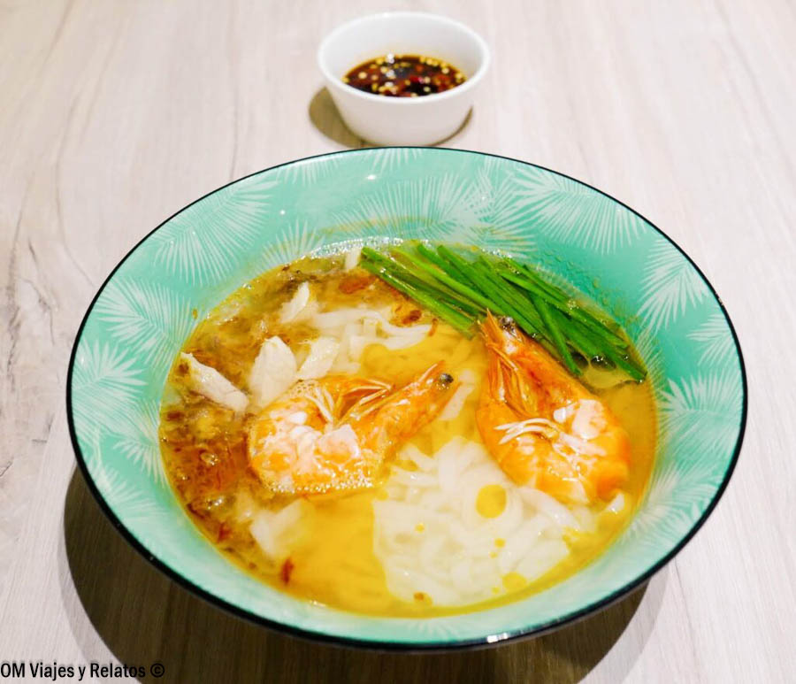 Probar una sopa de noodles con gambas y caldo especiado es una experiencia imprescindible para descubrir donde comer en Kuala Lumpur.