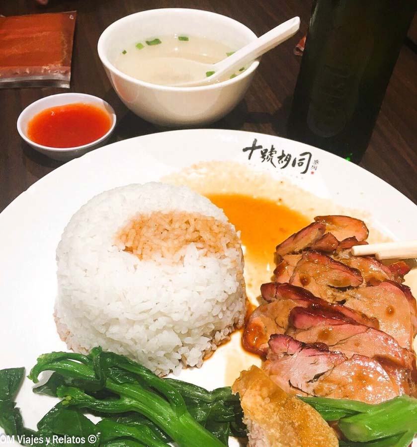 Probar un plato de wonton con cerdo barbacoa y arroz es una experiencia imprescindible para descubrir donde comer en Kuala Lumpur.