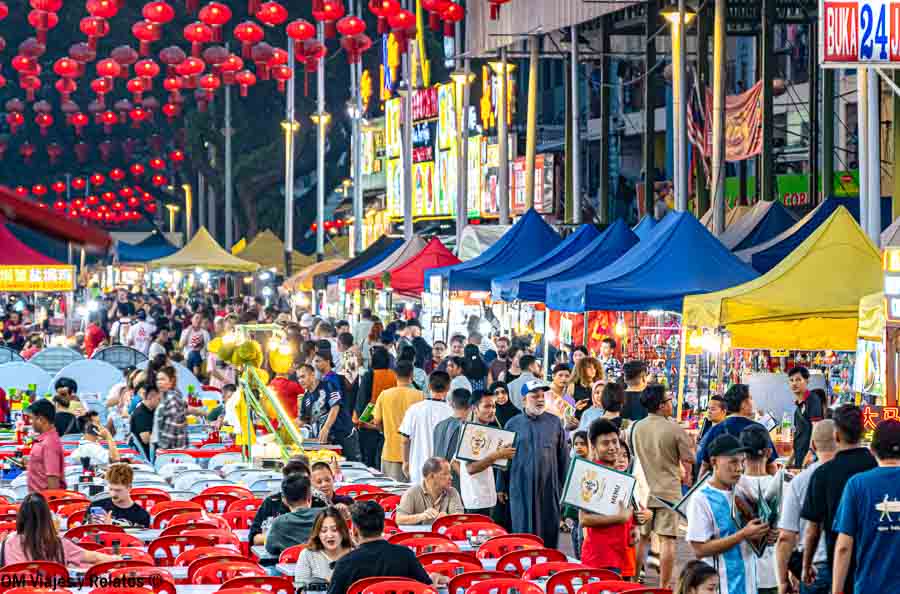 Los coloridos carteles de restaurantes asiáticos muestran algunos de los mejores lugares donde comer en Kuala Lumpur.