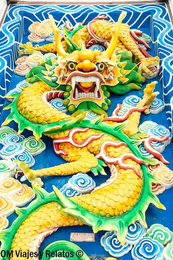Dragón chino decorativo en el templo Thean Hou, uno de los lugares más coloridos que ver en Kuala Lumpur en 2 días.