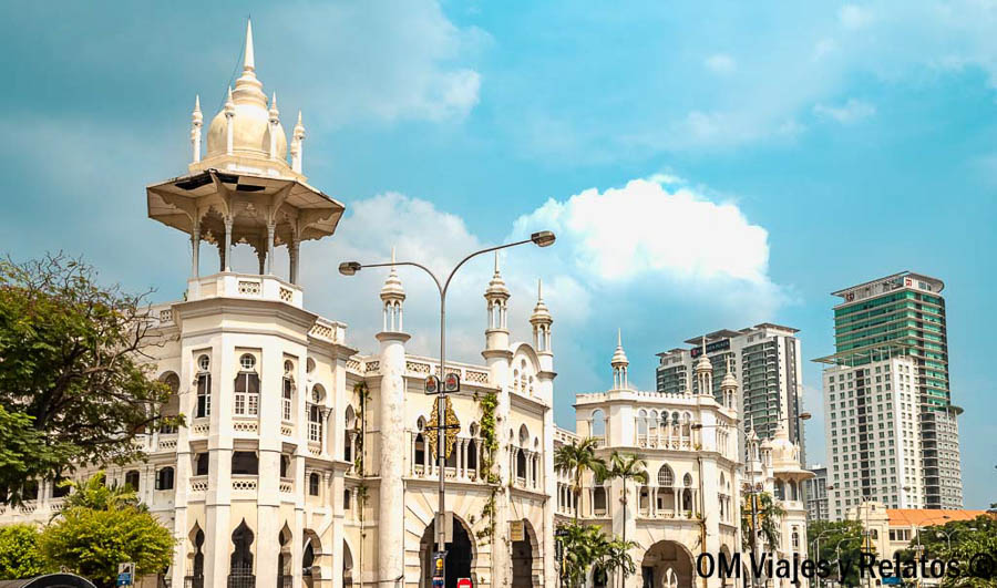 Fachada del histórico edificio Sultan Abdul Samad, uno de los iconos arquitectónicos que ver en Kuala Lumpur en 2 días.
