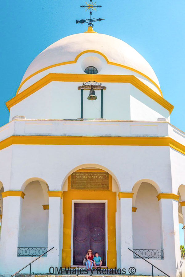 Nuestro hijo y yo en la ermita de Santa Ana en Cádiz con arquitectura blanca y amarilla cerca de las playas mas bonitas de Cadiz.