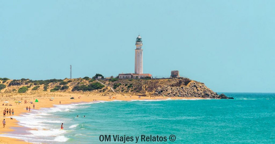Faro de Trafalgar junto a una de las playas mas bonitas de Cadiz con aguas turquesas y arena dorada.