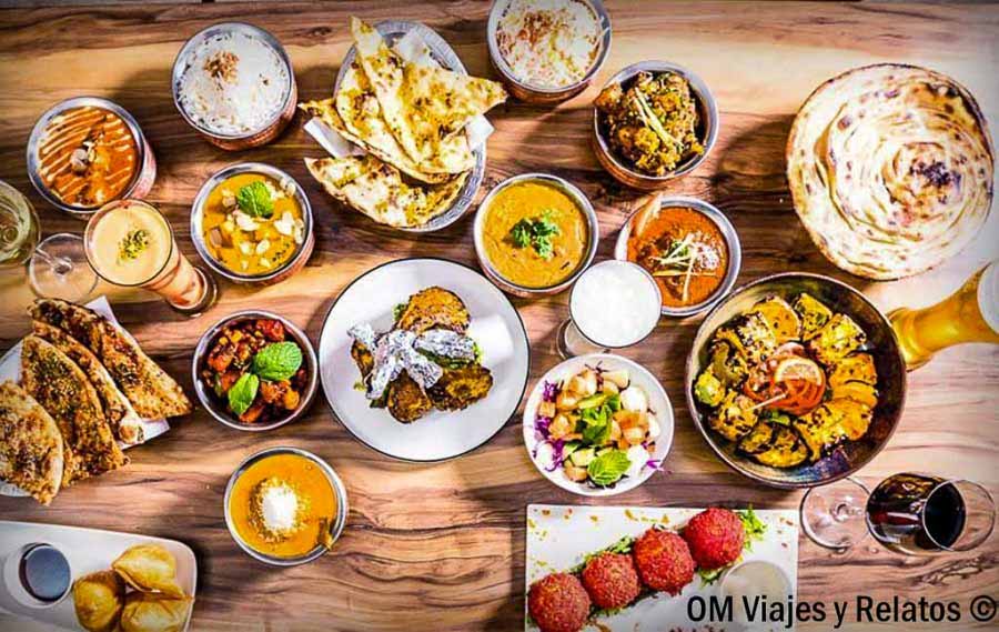 Mesa con platos típicos de la gastronomía malaya e india, una experiencia imprescindible que ver en Kuala Lumpur en 2 días.