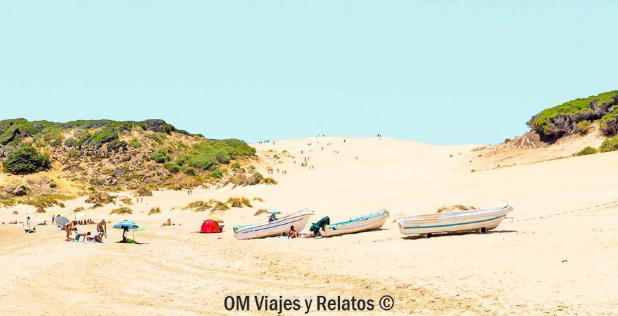 La Gran Duna de Bolonia en una de las playas mas bonitas de Cádiz con arena blanca y paisaje natural.