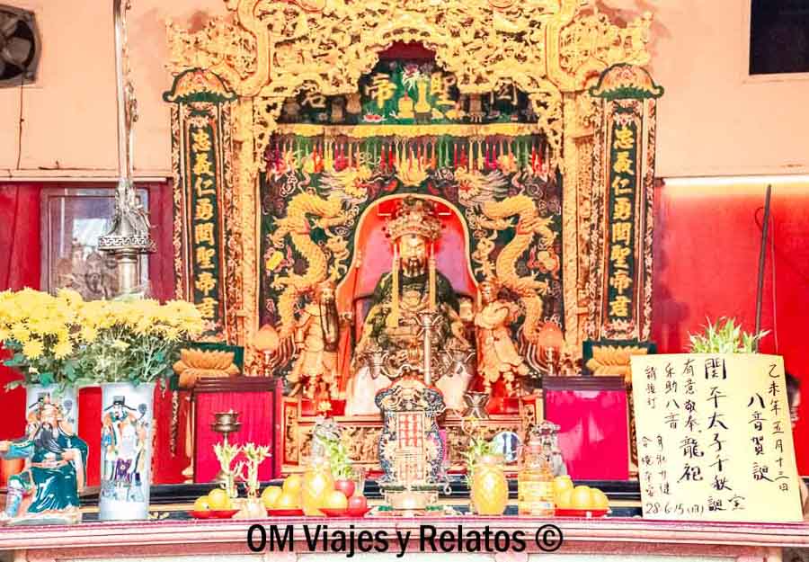 Altar tradicional del Guan Di Temple en Chinatown, uno de los templos más auténticos que ver en Kuala Lumpur en 2 días.