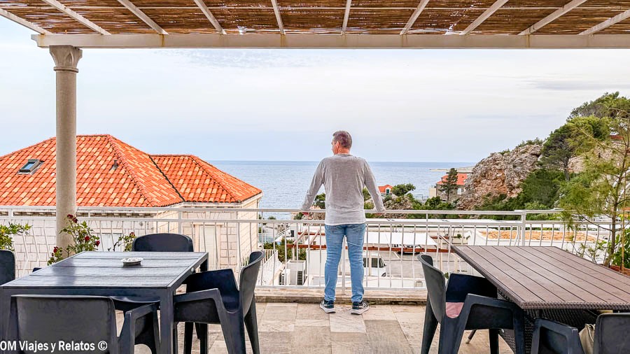 JC contemplando el mar Adriático desde nuestro hotel en Dubrovnik durante una ruta inolvidable por Croacia en 7 días.