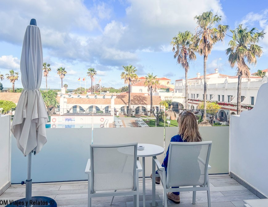 Hotel Playa de la Luz en Rota cerca de una de las playas mas bonitas de Cádiz con palmeras y terraza exterior