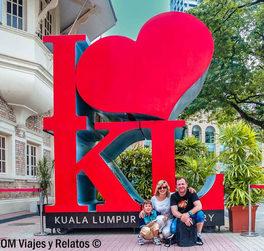 Foto familiar de OM Viajes y Relatos posando en el cartel I ❤️ KL de Kuala Lumpur, una foto típica que ver en Kuala Lumpur en 2 dias.