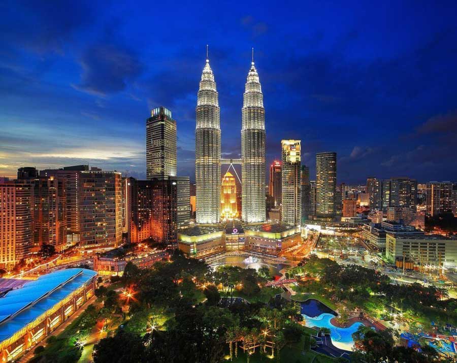 Pasarela elevada entre la selva urbana del KL Forest Eco Park, un rincón natural sorprendente que ver en Kuala Lumpur en 2 dias.
