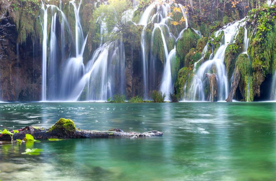 Cascadas y lagos cristalinos en el Parque Nacional de los Lagos de Plitvice durante una ruta por Croacia en 7 días.