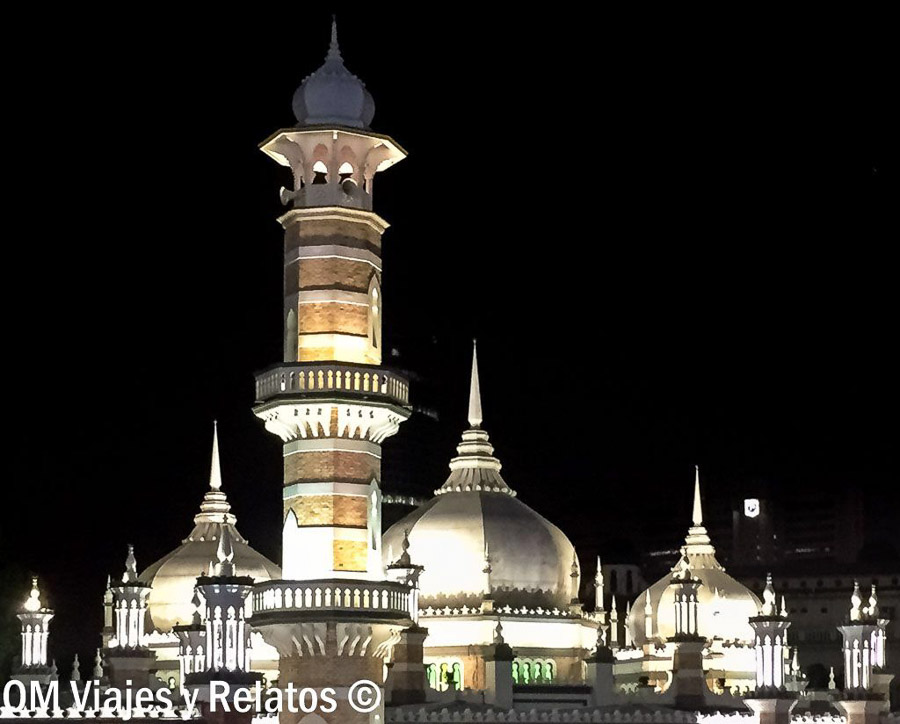 La Mezquita Masjid Jamek iluminada por la noche, uno de los templos islámicos más emblemáticos que ver en Kuala Lumpur en 2 días.
