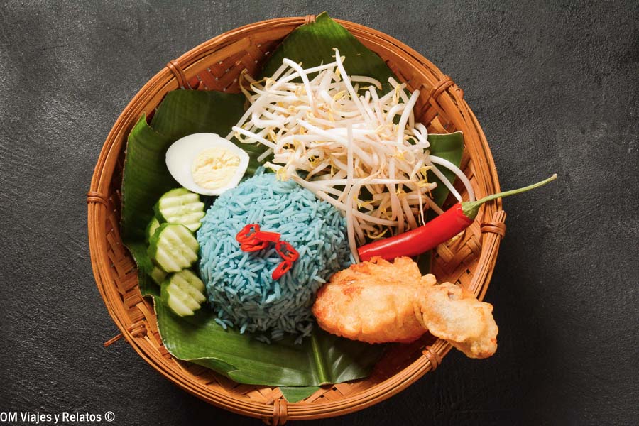 Probar un tradicional nasi kerabu malayo es una experiencia imprescindible para descubrir donde comer en Kuala Lumpur.