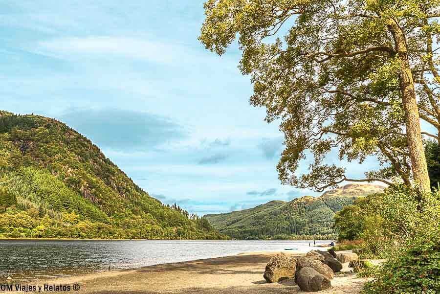 Paisaje del Parque Nacional Loch Lomond en Escocia, una parada imprescindible en una ruta para ver Escocia en 7 días.
