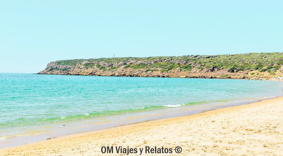 Playa de Bolonia, una de las playas mas bonitas de Cádiz, con aguas cristalinas y entorno natural.